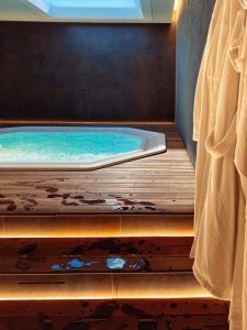 Hotelkamer met jacuzzi en sauna